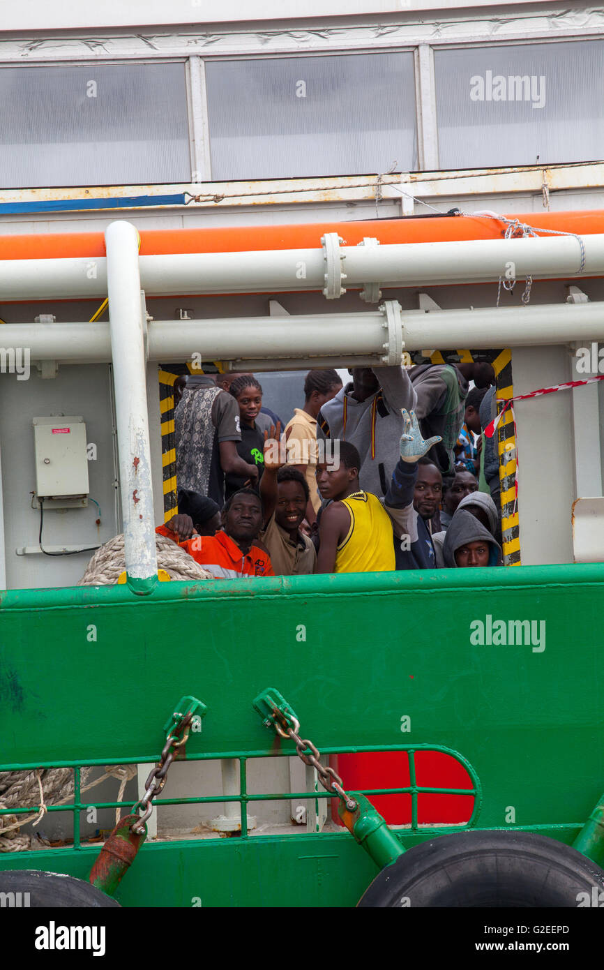 Palerme, Italie. 29 mai, 2016. Les Médecins Sans Frontières (MSF) navire est arrivé au port de Palerme, Italie le 29 mai 2016, transportant environ 600 migrants africains. Crédit : Antonio Melita/Alamy Live News Banque D'Images