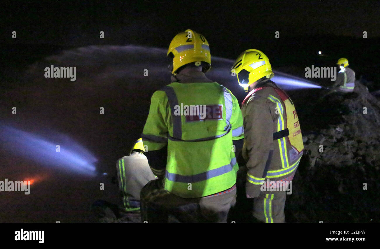 Ringwood, Hampshire, Royaume-Uni. 30 mai, 2016. Quatre-vingts pompiers de stations radio à travers l'Hampshire Dorset et tentent de contenir un incendie qui a éclaté dans une profondeur de 50 pieds et 30 pieds de largeur trou au Veolia brume bleue décharge de Somerley Ringwood, les équipages ont été avertis de l'incendie juste après 19h30 ce soir. Les commandants d'incendie en charge de l'incident ont appelé à deux pompes à haut volume (PVH) du Hampshire et du Dorset pour aider à apporter un grand besoin d'approvisionnement en eau dans une tentative d'éteindre l'incendie. Credit : uknip/Alamy Live News Banque D'Images