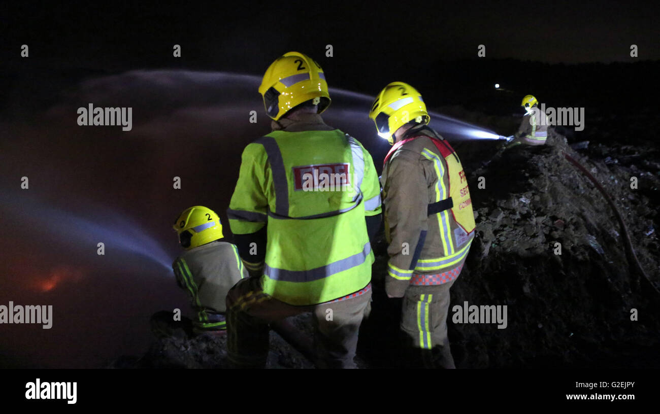 Ringwood, Hampshire, Royaume-Uni. 30 mai, 2016. Quatre-vingts pompiers de stations radio à travers l'Hampshire Dorset et tentent de contenir un incendie qui a éclaté dans une profondeur de 50 pieds et 30 pieds de largeur trou au Veolia brume bleue décharge de Somerley Ringwood, les équipages ont été avertis de l'incendie juste après 19h30 ce soir. Les commandants d'incendie en charge de l'incident ont appelé à deux pompes à haut volume (PVH) du Hampshire et du Dorset pour aider à apporter un grand besoin d'approvisionnement en eau dans une tentative d'éteindre l'incendie. Credit : uknip/Alamy Live News Banque D'Images