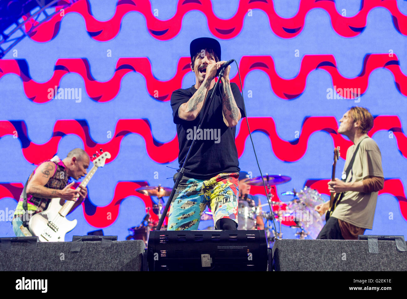 Napa, Californie, USA. 29 mai, 2016. FLEA, Anthony Kiedis et Josh KLINGHOFFER (L-R) de Red Hot Chili Peppers en concert au cours de BottleRock music festival à Napa Valley Napa Valley Expo à Napa, Californie Crédit : Daniel DeSlover/ZUMA/Alamy Fil Live News Banque D'Images