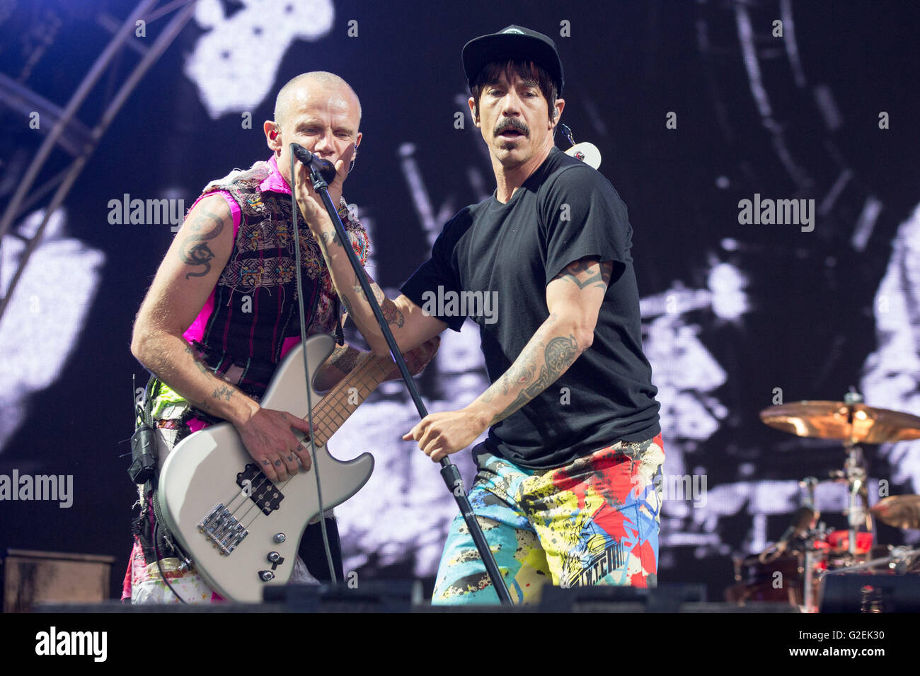 Napa, Californie, USA. 29 mai, 2016. Brocante (L) et Anthony Kiedis des Red Hot Chili Peppers en concert au cours de BottleRock music festival à Napa Valley Napa Valley Expo à Napa, Californie Crédit : Daniel DeSlover/ZUMA/Alamy Fil Live News Banque D'Images