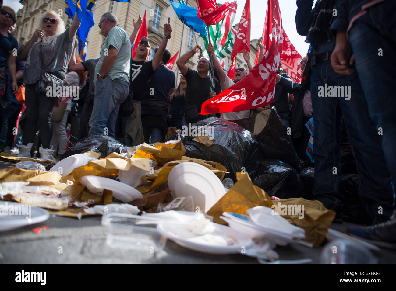 Turin, Italie. 30 mai, 2016. grève nationale pour le renouvellement de l'hygiène de l'environnement contrat de protestation devant le palazzo civico à turin crédit : stefano guidi/Alamy live news Banque D'Images