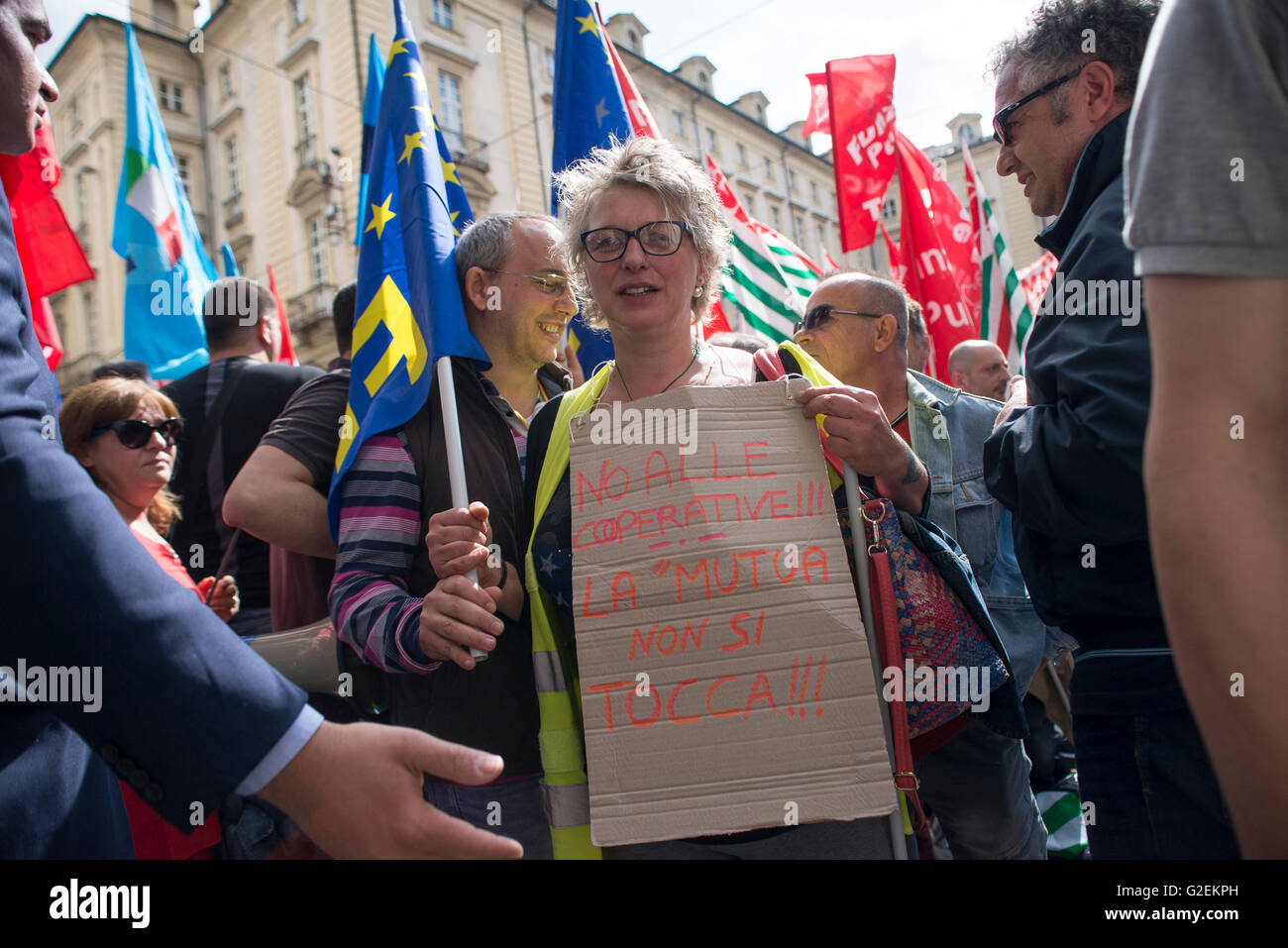 Turin, Italie. 30 mai, 2016. grève nationale pour le renouvellement de l'hygiène de l'environnement contrat de protestation devant le palazzo civico à turin crédit : stefano guidi/Alamy live news Banque D'Images