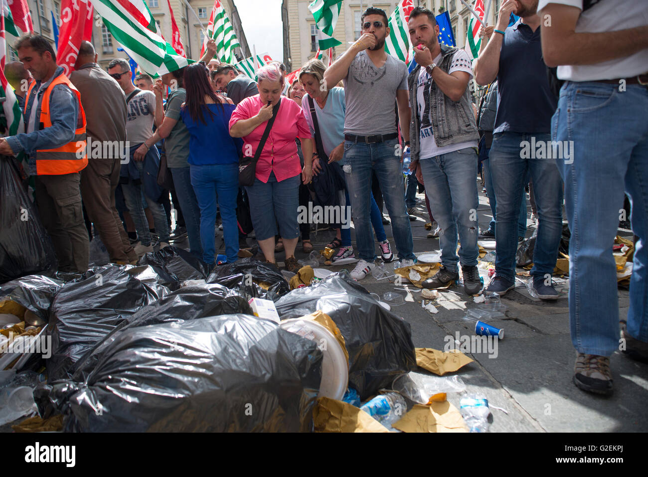 Turin, Italie. 30 mai, 2016. grève nationale pour le renouvellement de l'hygiène de l'environnement contrat de protestation devant le palazzo civico à turin crédit : stefano guidi/Alamy live news Banque D'Images