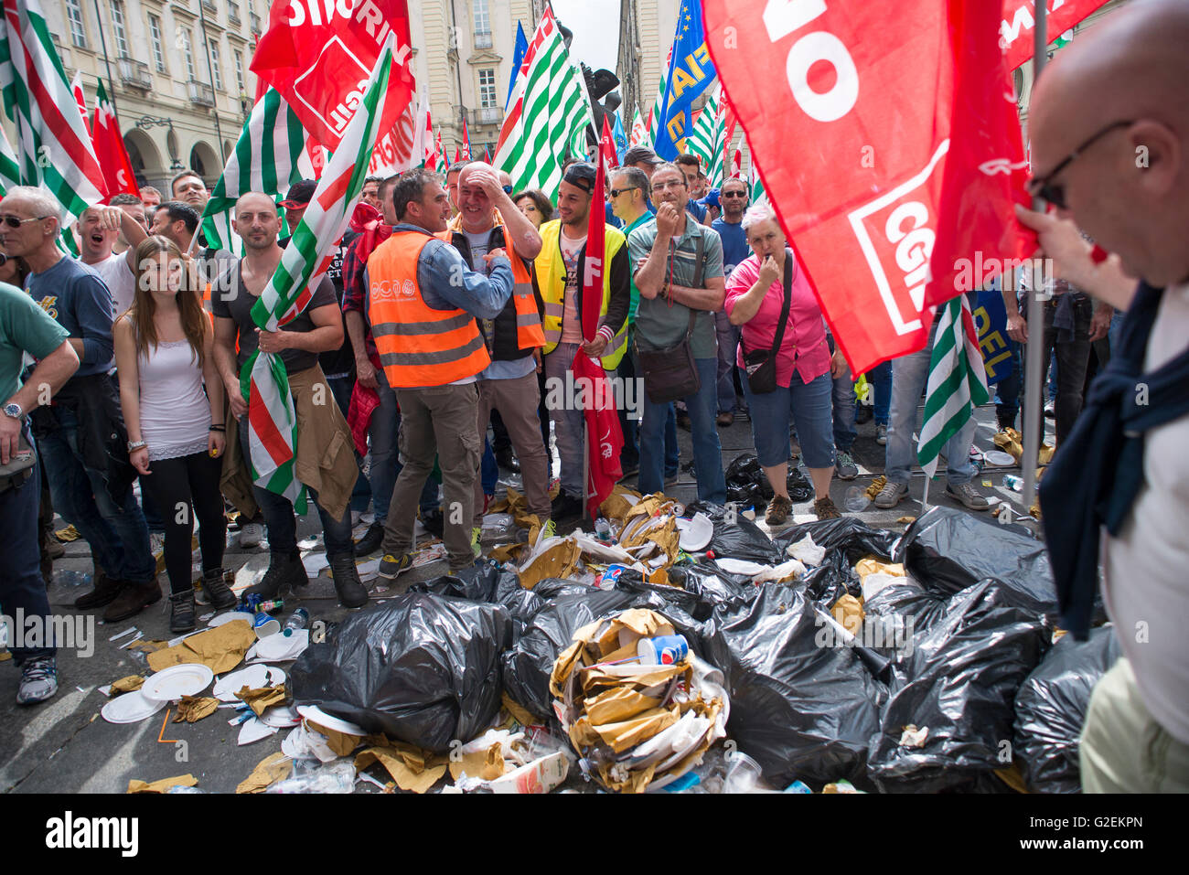 Turin, Italie. 30 mai, 2016. grève nationale pour le renouvellement de l'hygiène de l'environnement contrat de protestation devant le palazzo civico à turin crédit : stefano guidi/Alamy live news Banque D'Images