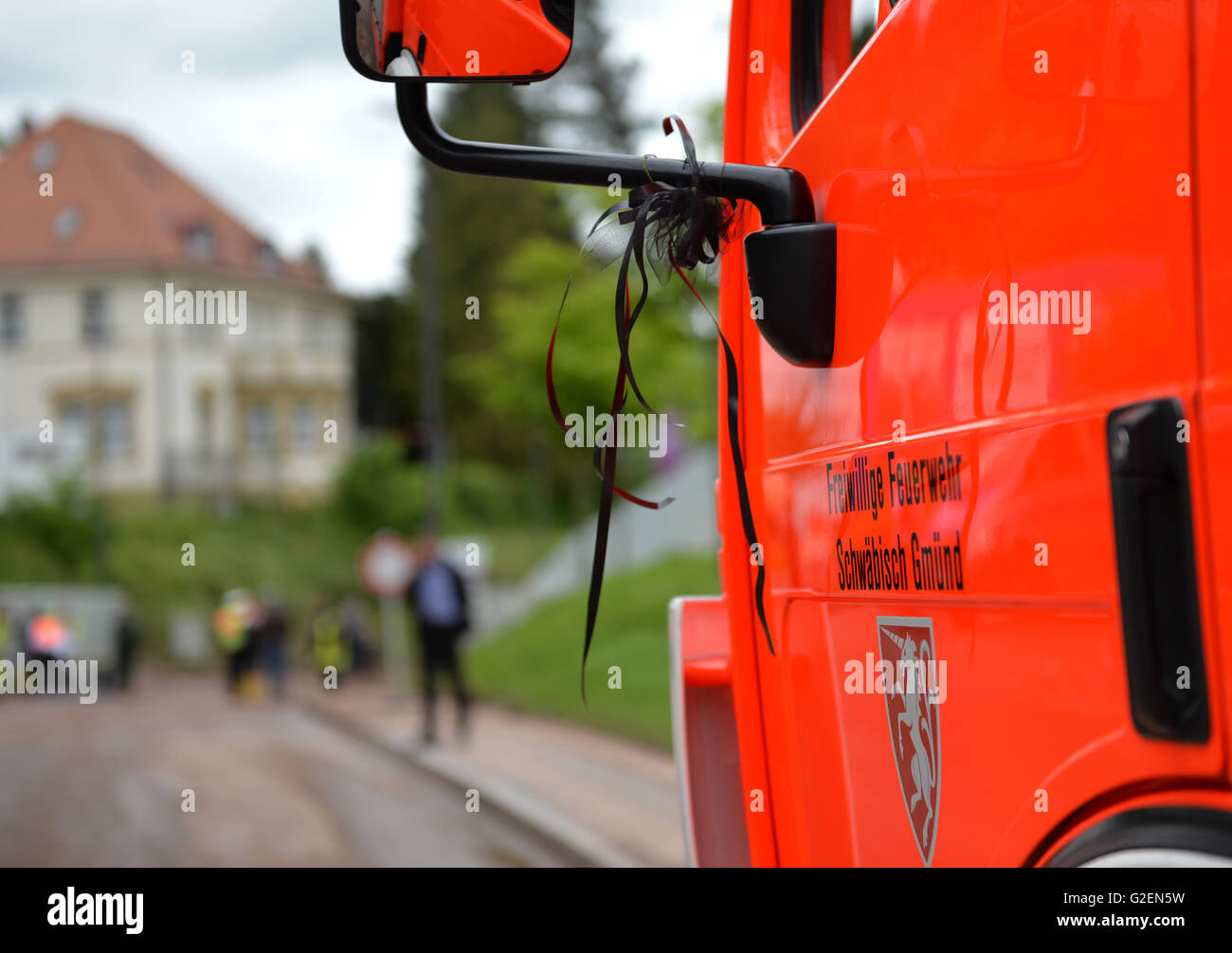 Schwaebisch Gmuend, Allemagne. 30 mai, 2016. Un camion de pompier avec ruban noir peut être vu près d'une gare de passage Schwaebisch Gmuend, Allemagne, 30 mai 2016. À la suite de fortes précipitations, deux personnes ont été tuées à la gare passage souterrain, y compris un pompier qui voulait sauver la personne en détresse mais fut lui-même emporté par la crue. Les deux personnes ont été transportées dans un arbre. Photo : JAN-PHILIPP STROBEL/dpa/Alamy Live News Banque D'Images