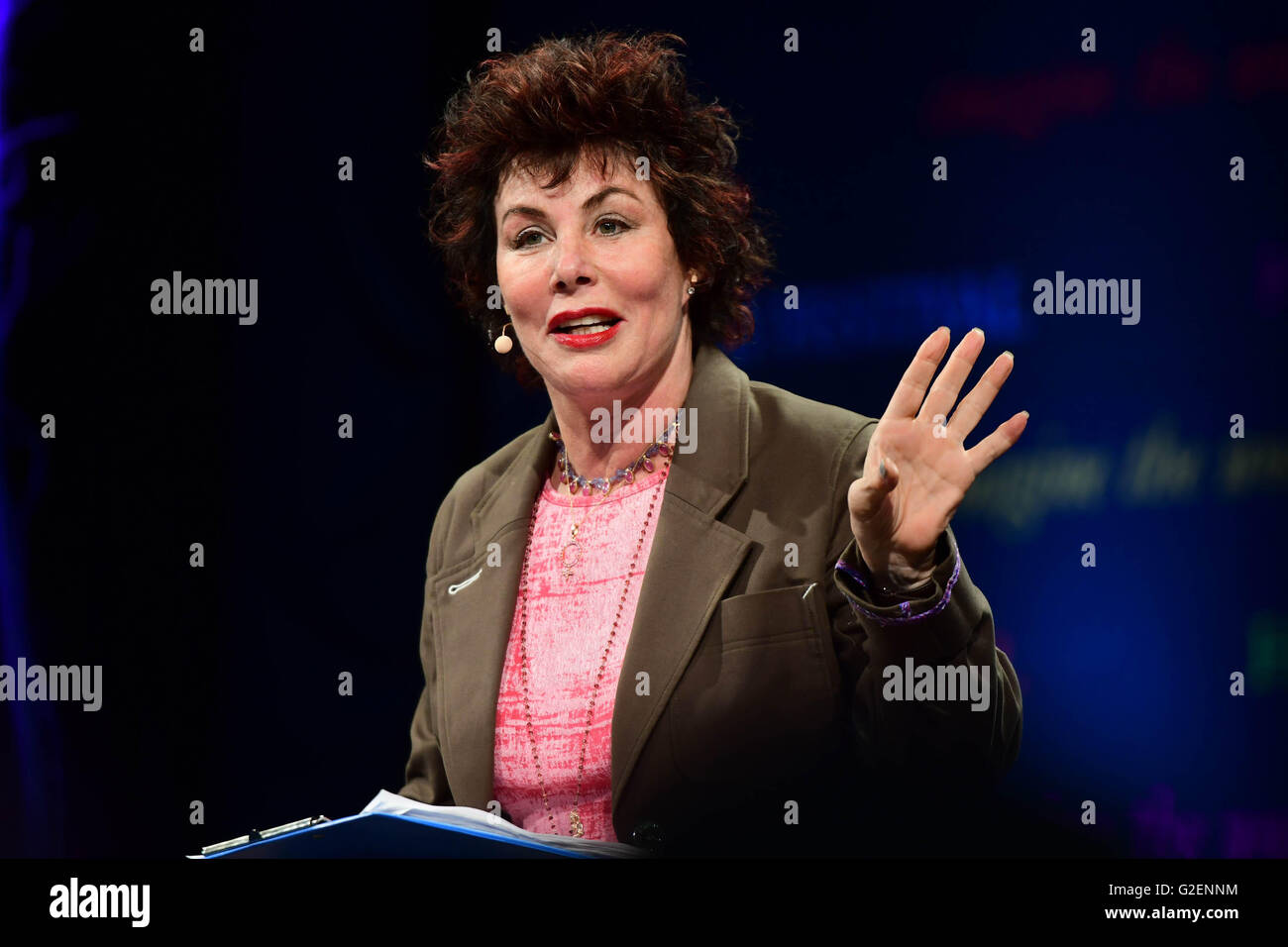 Hay Festival 2016, Hay on Wye, Galles UK Lundi 30 mai 2016 RUBY WAX, comédienne et ancienne célébrité de la télévision, de parler de son nouveau livre 'Frazzled - UNE Guide pour l'Frazzled' sur la scène du Hay Festival 2016. Pendant dix jours à la fin de mai et au début juin, la petite ville de Hay on Wye sur la frontière devient le Wales-England "Woodstock de l'esprit', et attire certains des mondes meilleurs écrivains, romanciers et poètes Crédit photo : Keith Morris/Alamy Live News Banque D'Images