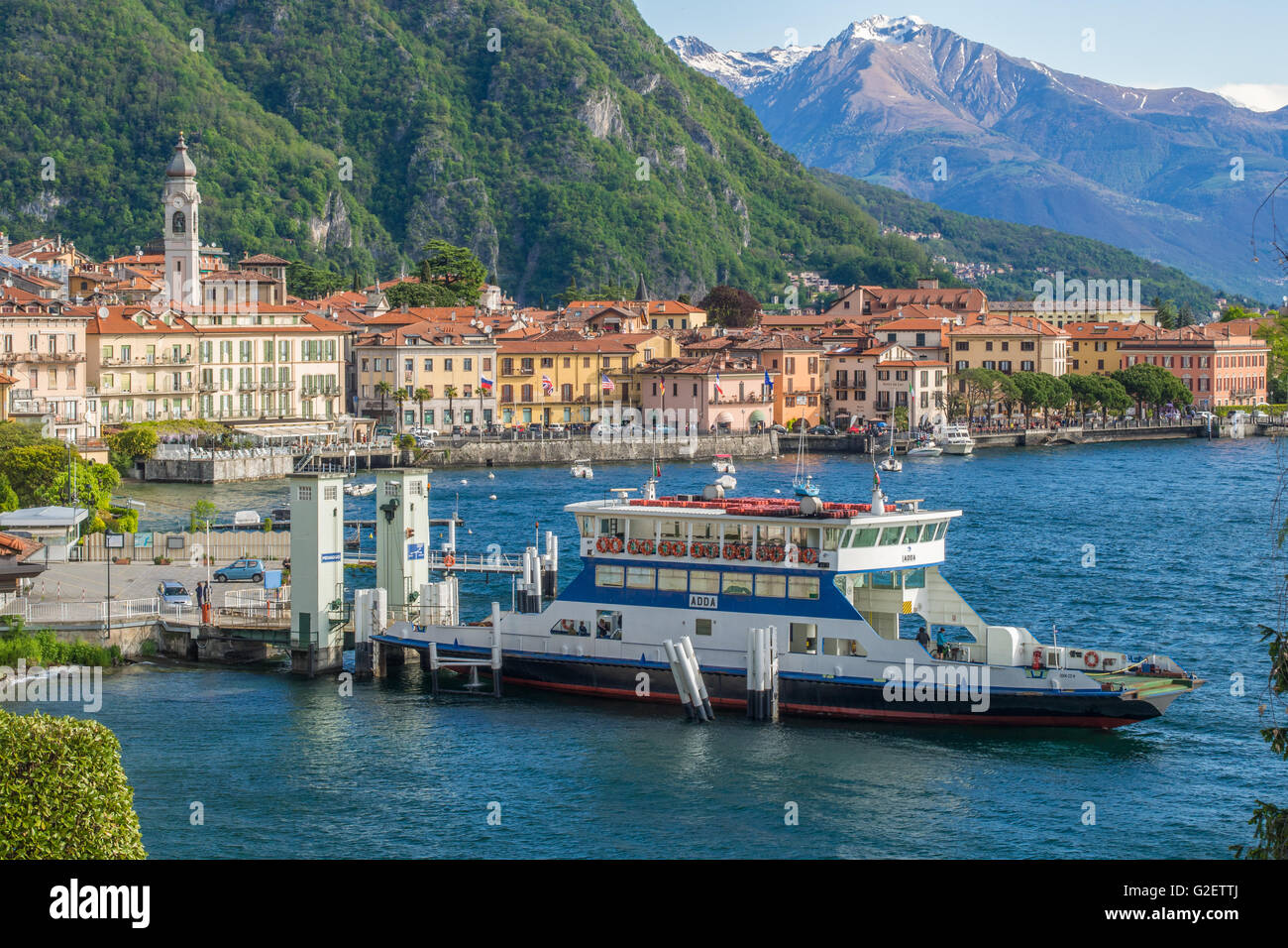 Bateau amarré à une jetée à Menaggio, sur le lac de Côme, Lombardie, province de Côme, en Italie. Banque D'Images Bateau amarré à une jetée à Menaggio, sur le lac de Côme, Lombardie, province de Côme, en Italie. Banque D'Images