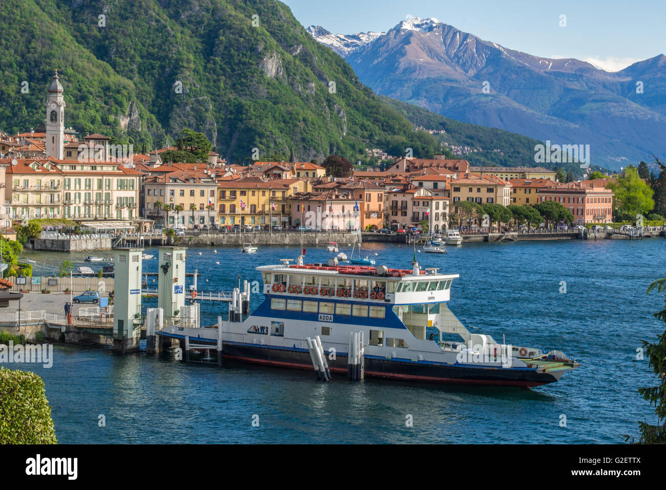 Bateau amarré à une jetée à Menaggio, sur le lac de Côme, Lombardie, province de Côme, en Italie. Banque D'Images Bateau amarré à une jetée à Menaggio, sur le lac de Côme, Lombardie, province de Côme, en Italie. Banque D'Images