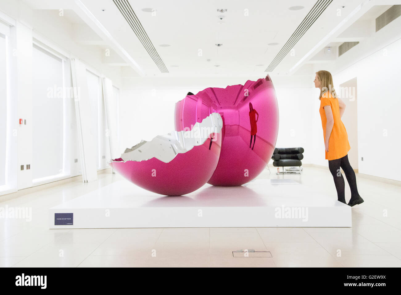 Jeff Koons oeufs fêlés Magenta, maison de ventes aux enchères Christies Banque D'Images