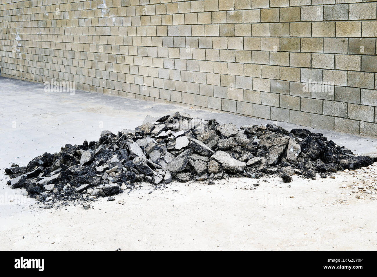 Vieux morceaux d'asphalte empilées dans un tas sur le trottoir. Banque D'Images