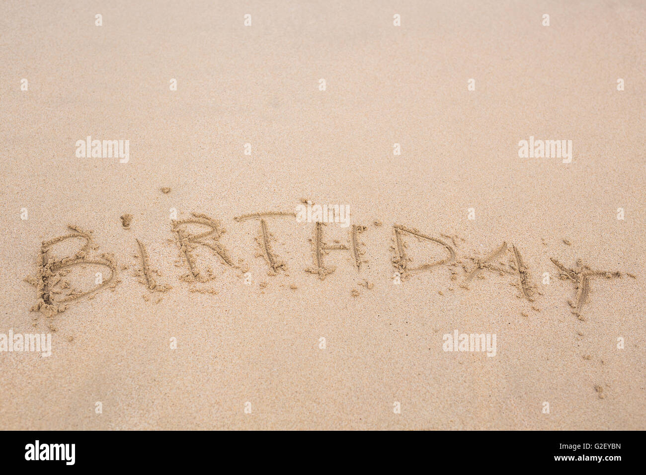 Joyeux Anniversaire Ecrit Sur La Plage De Sable Photo Stock Alamy Joyeux Anniversaire Ecrit Sur La Plage De Sable Photo Stock Alamy