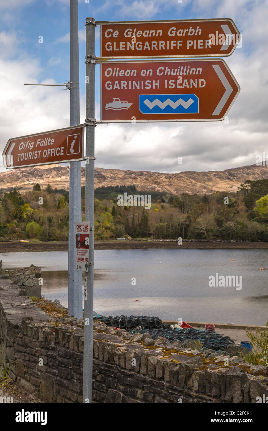 Panneau routier bilingue montrant la façon de garnir Island Ferry, TIC, Glengarriff et Pier en anglais et en gaélique, co Cork, Irlande. Banque D'Images