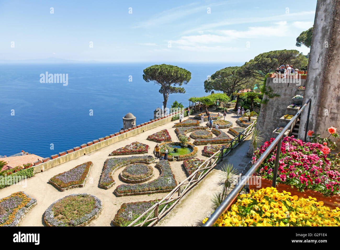 Une vue sur la côte amalfitaine depuis les jardins de la Villa Rufolo Ravello Italie Europe Banque D'Images