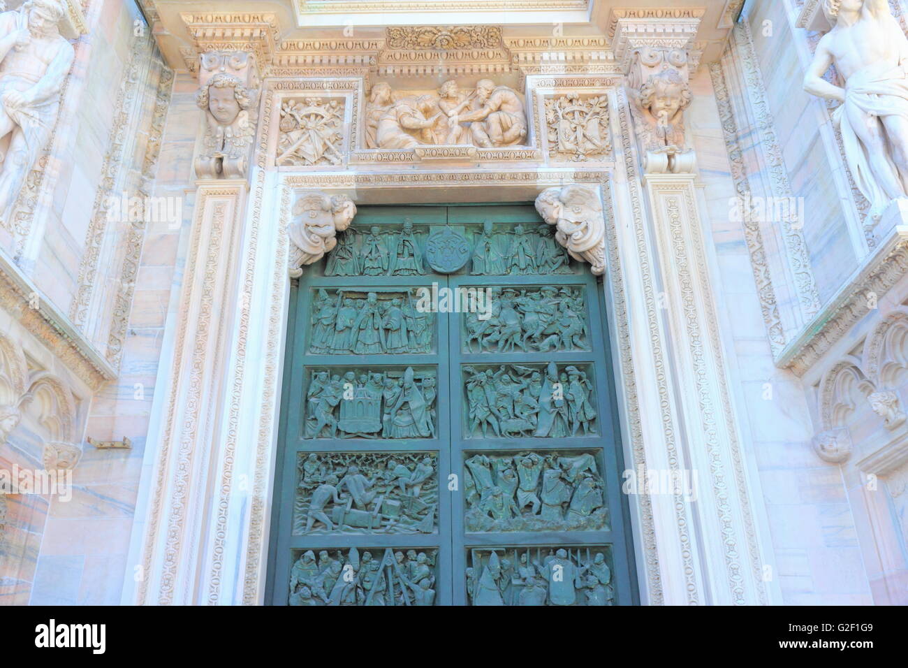 Portes d'une cathédrale de Milan, Italie Banque D'Images