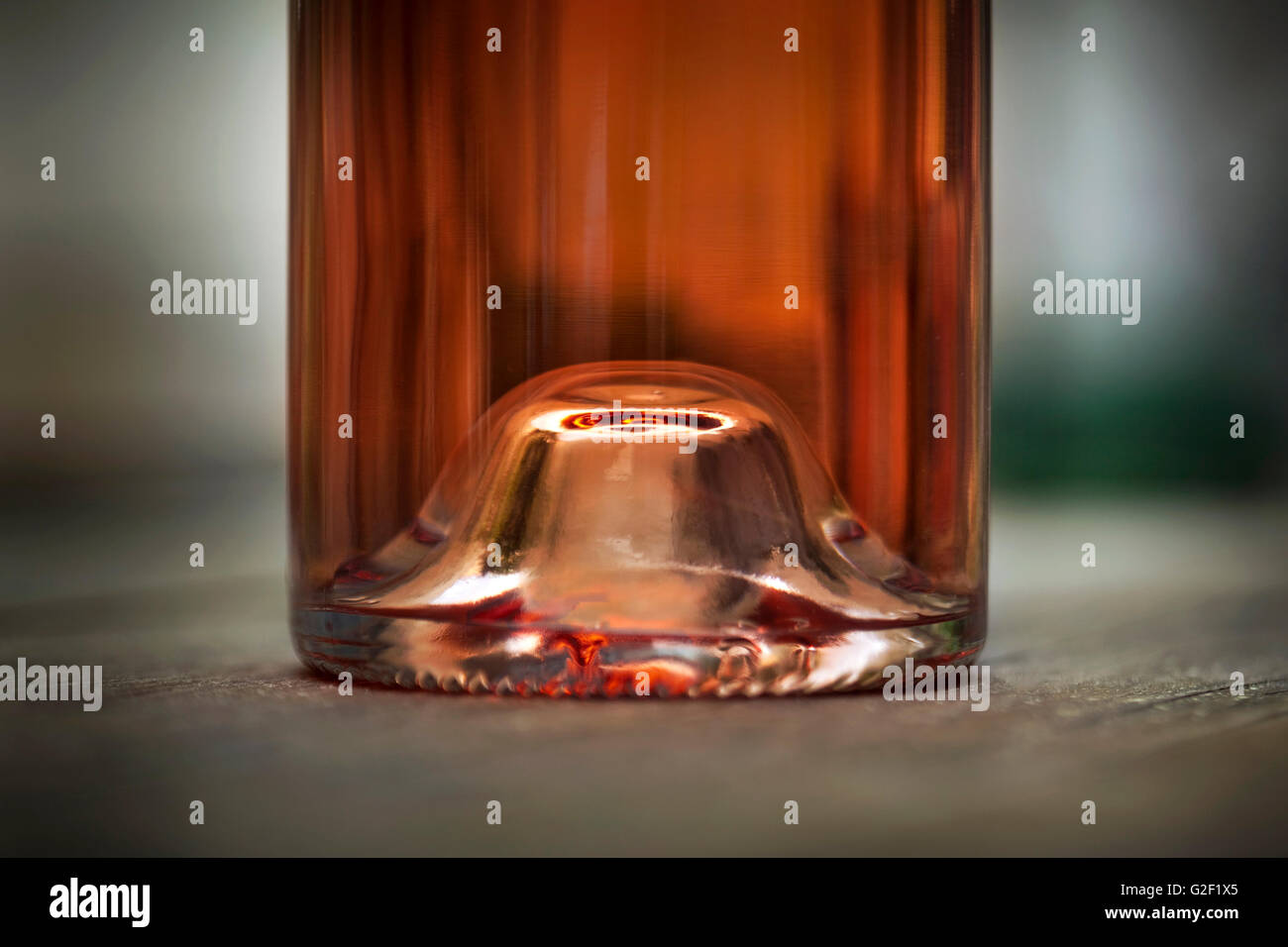 Macro d'une bouteille en verre de vin rose dans une pub française Banque D'Images