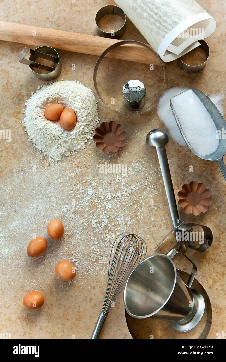 Ingrédients et outils sur un conseil de marbre dans une cuisine Banque D'Images
