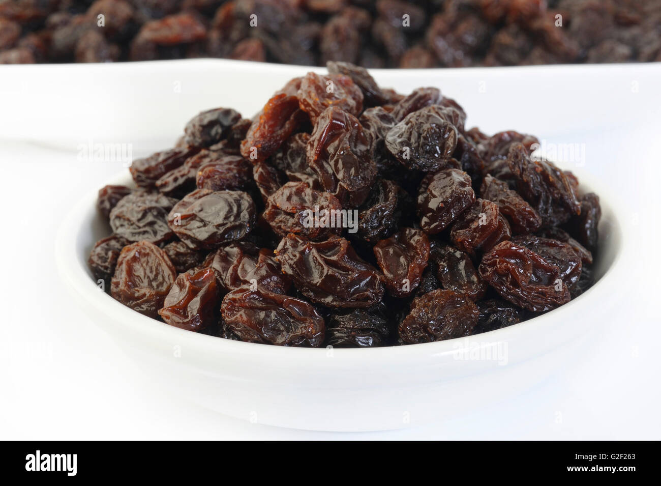 Bol de raisin sur fond blanc Banque D'Images