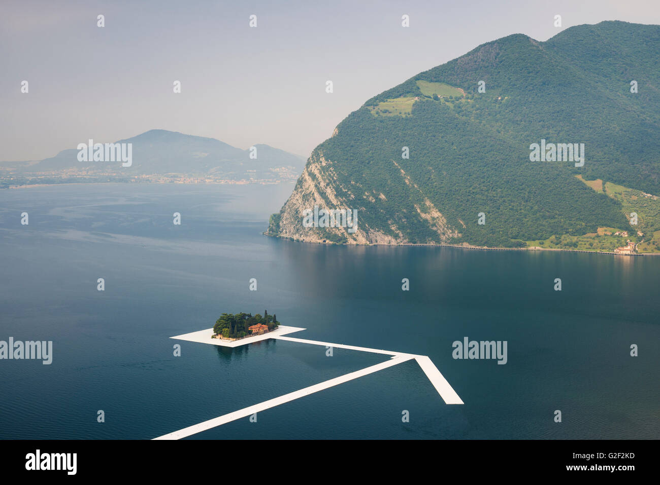 Piscine pontons forment une flèche géante à Saint Paul Island pour Christo's project 'Les quais flottants' sur le lac d'Iseo, Italie Banque D'Images
