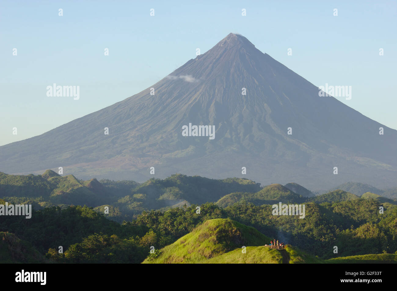 Le mont Mayon et Quitinday Green Hills près de Camalig dans lumière du soir, la Province d'Albay, Bicol, Philippines Banque D'Images