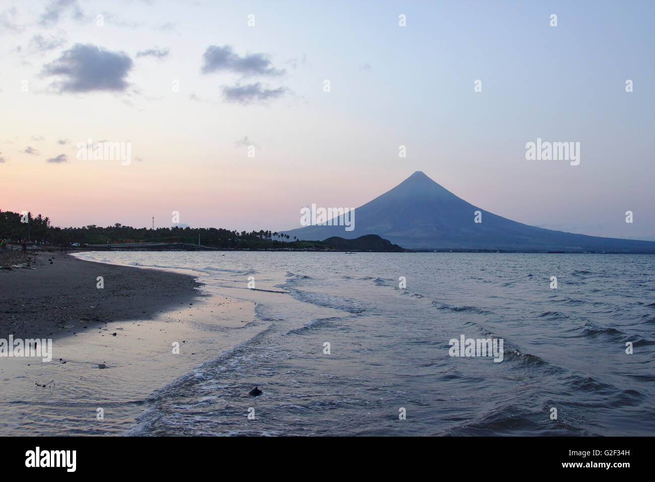 Le mont Mayon et le golfe d'Albay, du point de vue de l'extrémité sud du Boulevard de Legazpi, Bicol, Philippines Banque D'Images