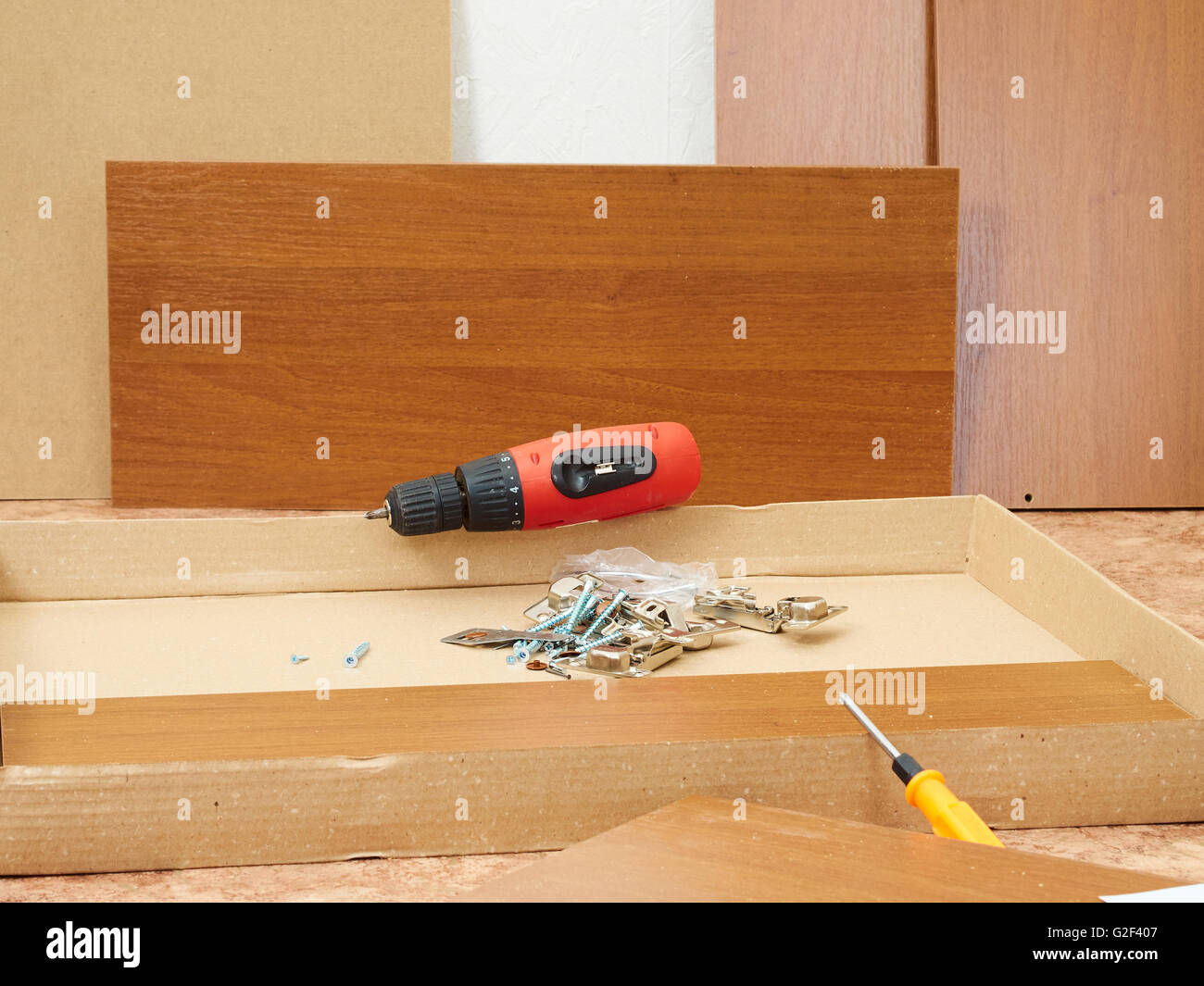 Meubles et d'outils pour l'auto-assemblage.montage de meubles. Banque D'Images