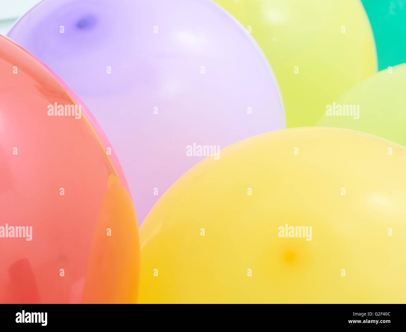 Splendides couleurs montrant des ballons libre. Arrière-plan de nombreux ballons colorés. Banque D'Images