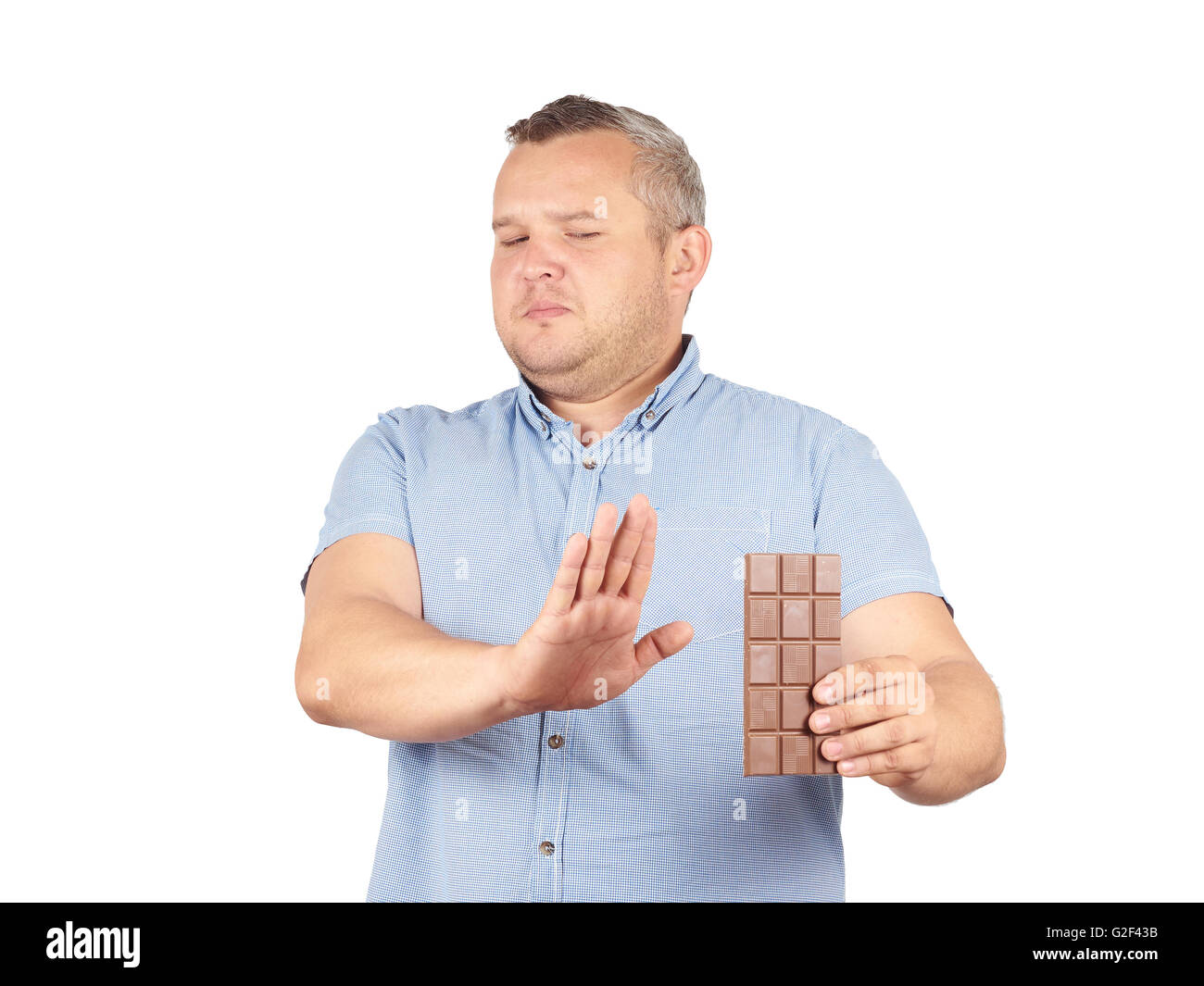 Fat Man refuse de chocolat. L'alimentation, de l'embonpoint, une alimentation saine isolé sur fond blanc. Banque D'Images