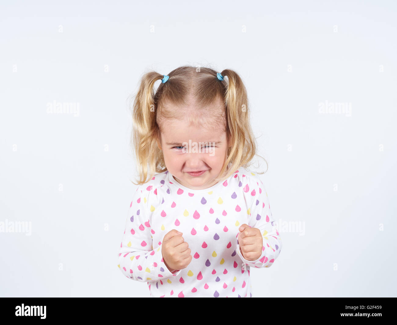 Petite fille est en colère et serra les poings. Banque D'Images