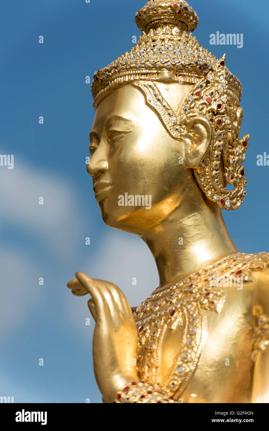 Statue en or de divinité mythique (Kinnorn Kinnara) à Wat Phra Kaew Temple, Grand Palace, Bangkok, Thaïlande Banque D'Images