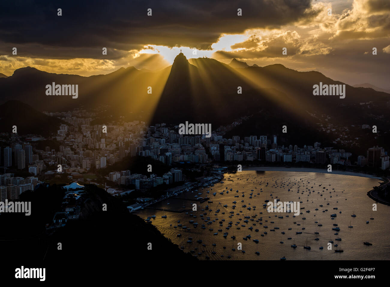 Voir le coucher de soleil derrière le Christ Rédempteur, Rio de Janeiro Banque D'Images