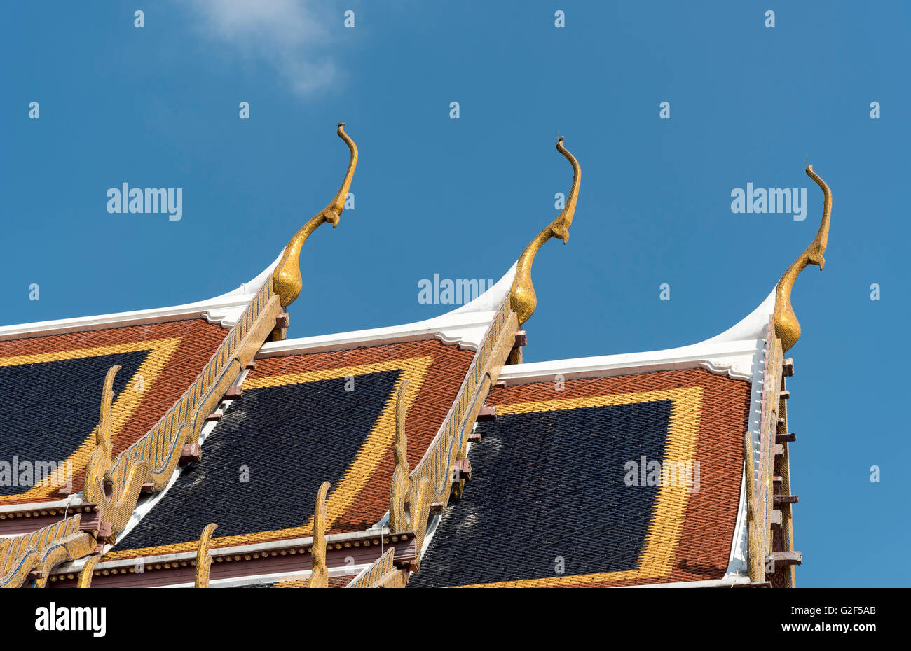 Close-up of mosaic toit de Wat Phra Kaew (Temple du Bouddha d'Émeraude), Grand Palace, Bangkok, Thaïlande Banque D'Images