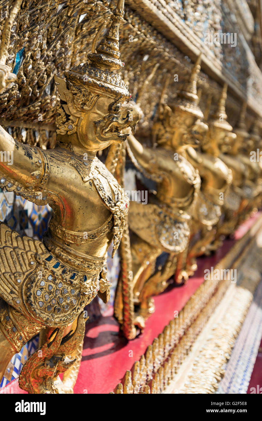 Statues décorant le Golden naga Ubosot (coordination) hall de Wat Phra Kaew (Temple du Bouddha d'Émeraude), Grand Palace, Bangkok, Banque D'Images