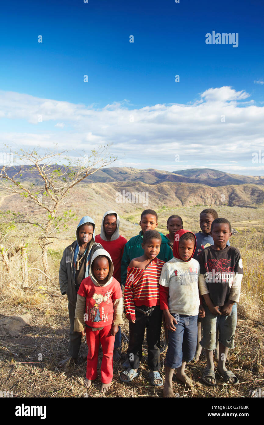 Village d'enfants debout dans les collines, Eshowe, Zululand, KwaZulu-Natal, Afrique du Sud Banque D'Images