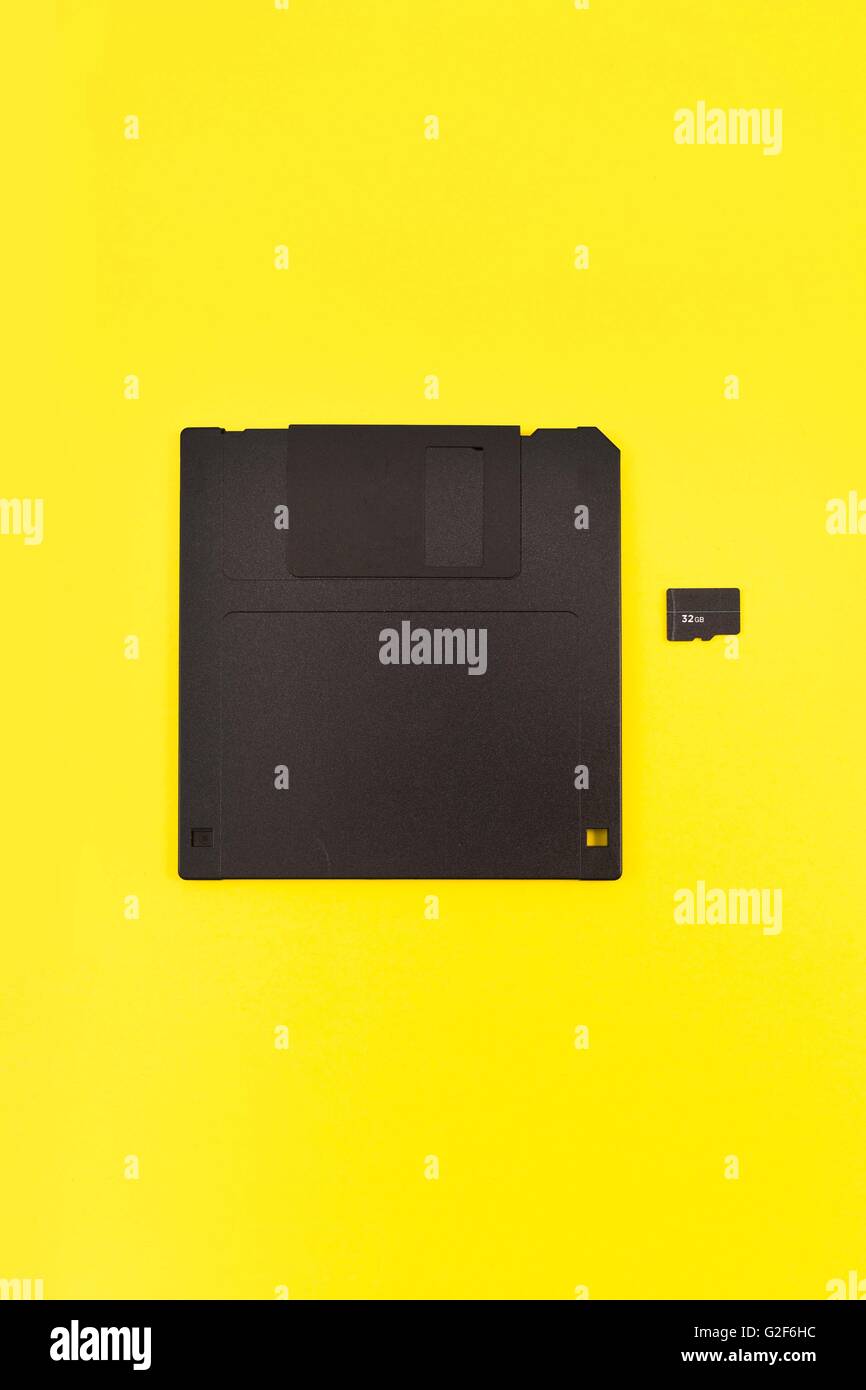Comparaison entre l'ancienne disquette et carte de stockage micro Banque D'Images