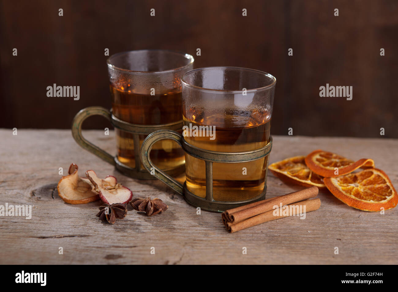 Nature morte avec fruits épicé au thé pour le froid en automne et hiver Banque D'Images
