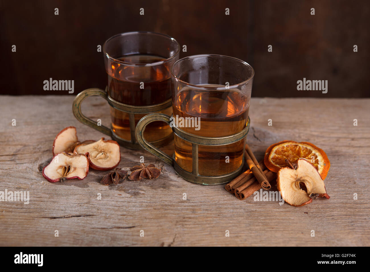 Nature morte avec fruits épicé au thé pour le froid en automne et hiver Banque D'Images
