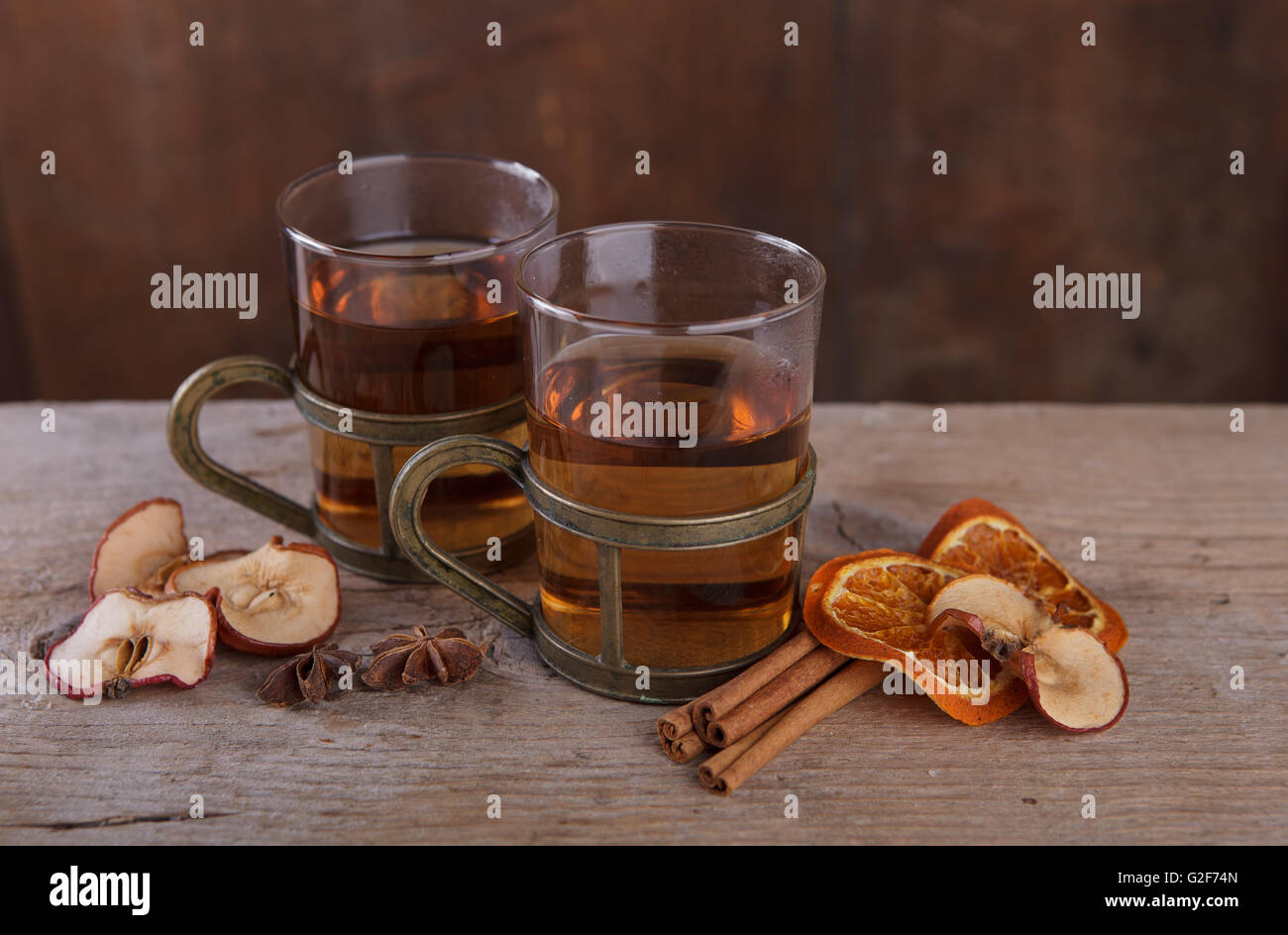 Nature morte avec fruits épicé au thé pour le froid en automne et hiver Banque D'Images