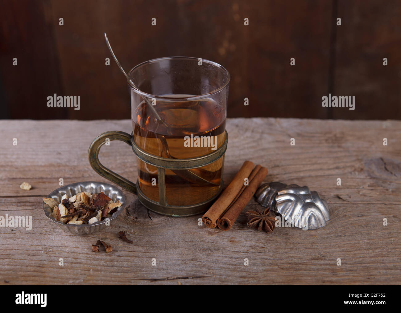 Nature morte avec fruits épicé au thé pour le froid en automne et hiver Banque D'Images