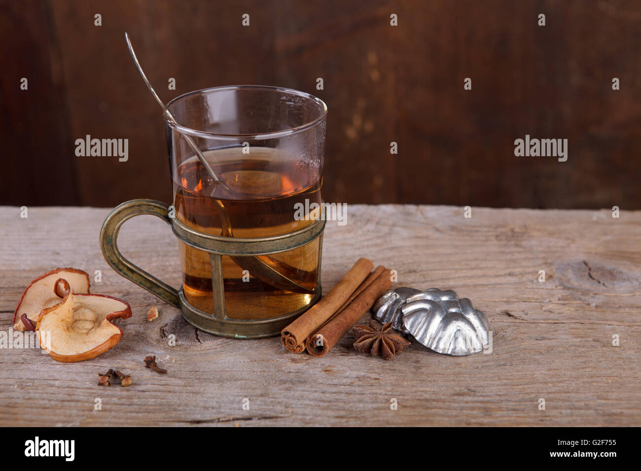 Nature morte avec fruits épicé au thé pour le froid en automne et hiver Banque D'Images