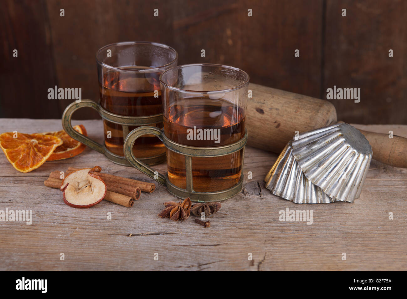 Nature morte avec fruits épicé au thé pour le froid en automne et hiver Banque D'Images
