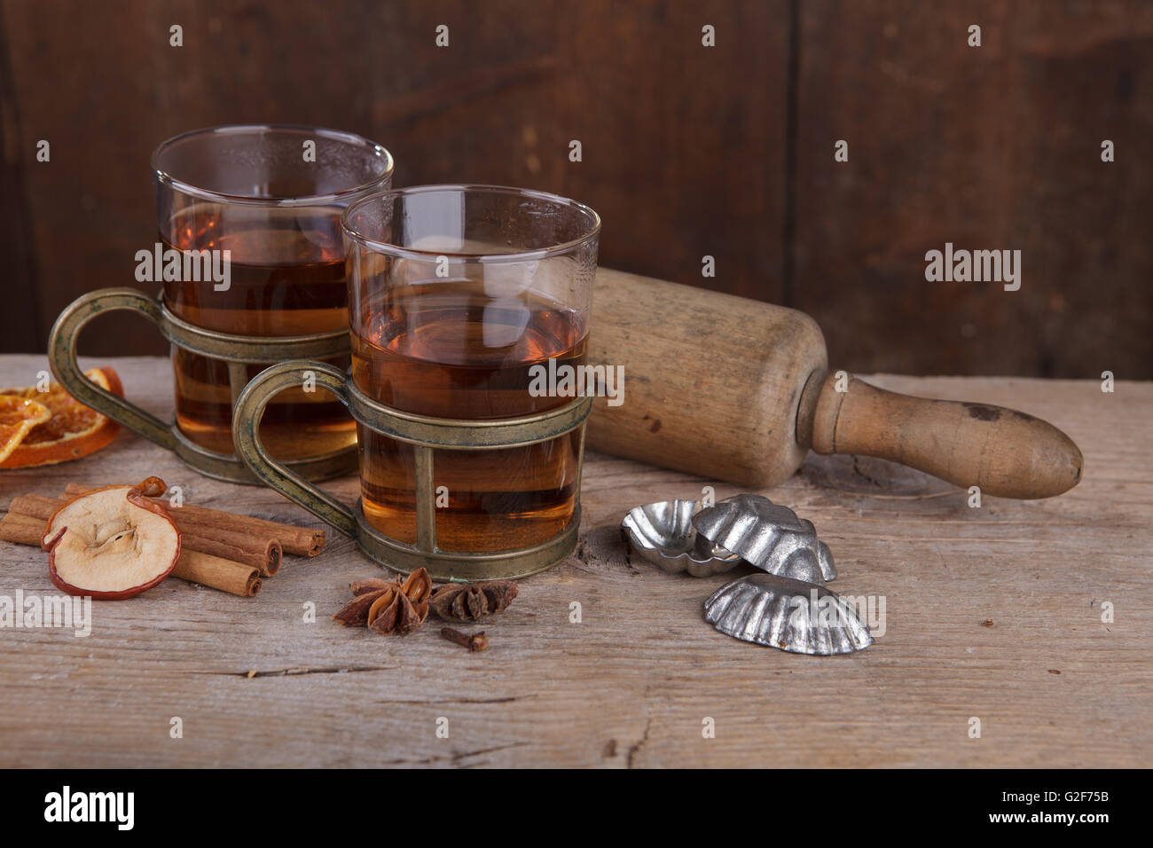 Nature morte avec fruits épicé au thé pour le froid en automne et hiver Banque D'Images