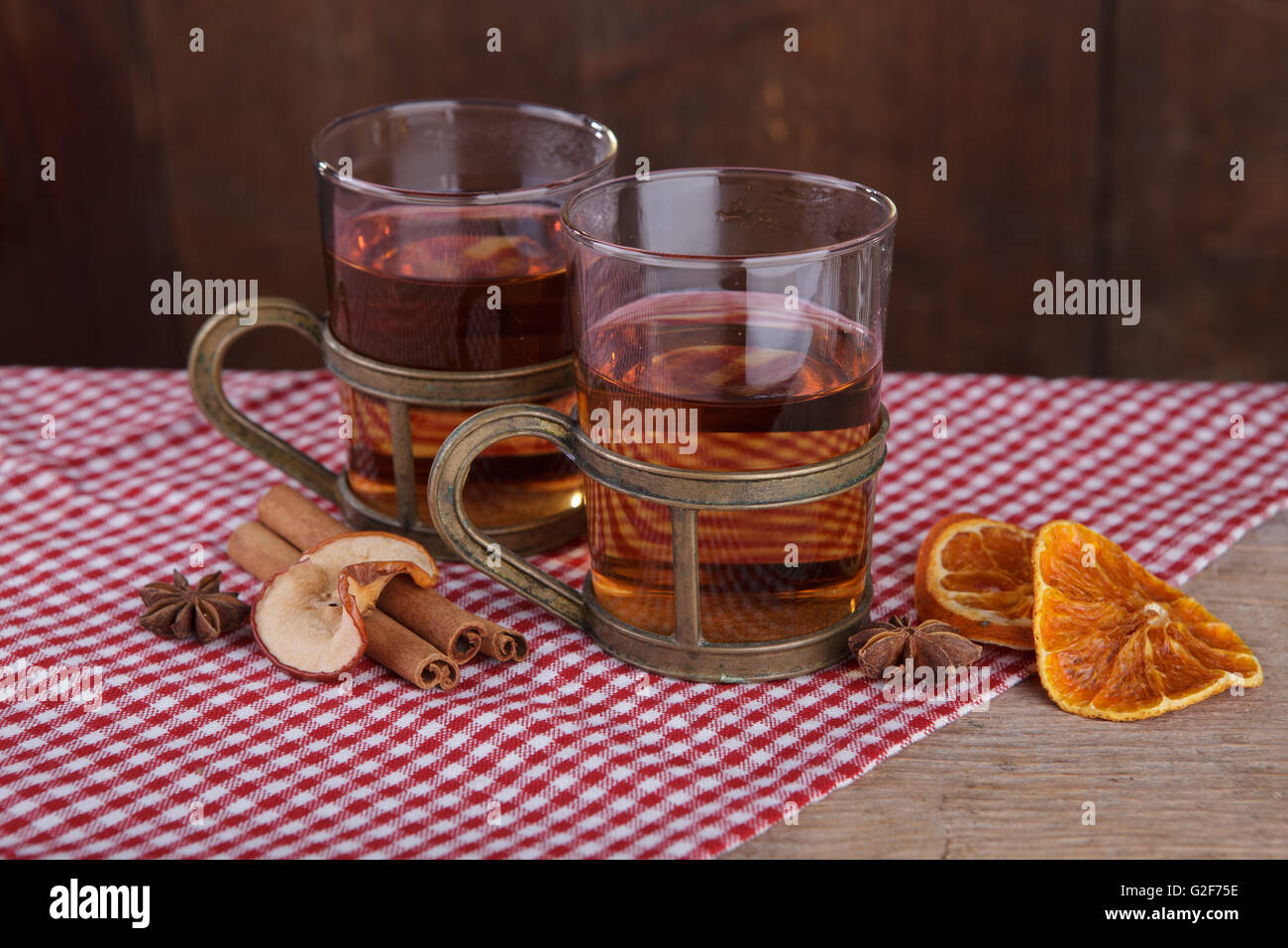 Nature morte avec fruits épicé au thé pour le froid en automne et hiver Banque D'Images