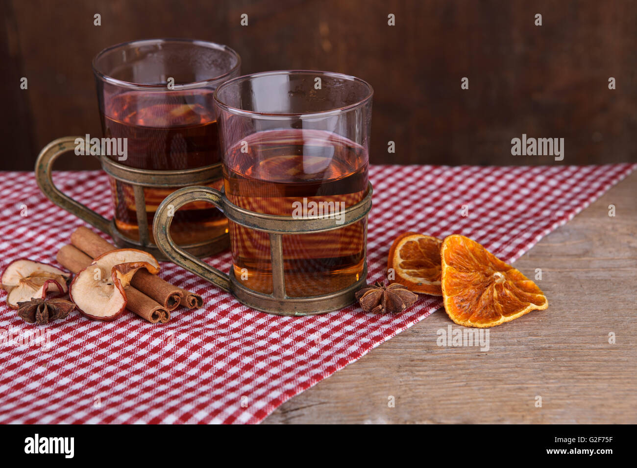 Nature morte avec fruits épicé au thé pour le froid en automne et hiver Banque D'Images