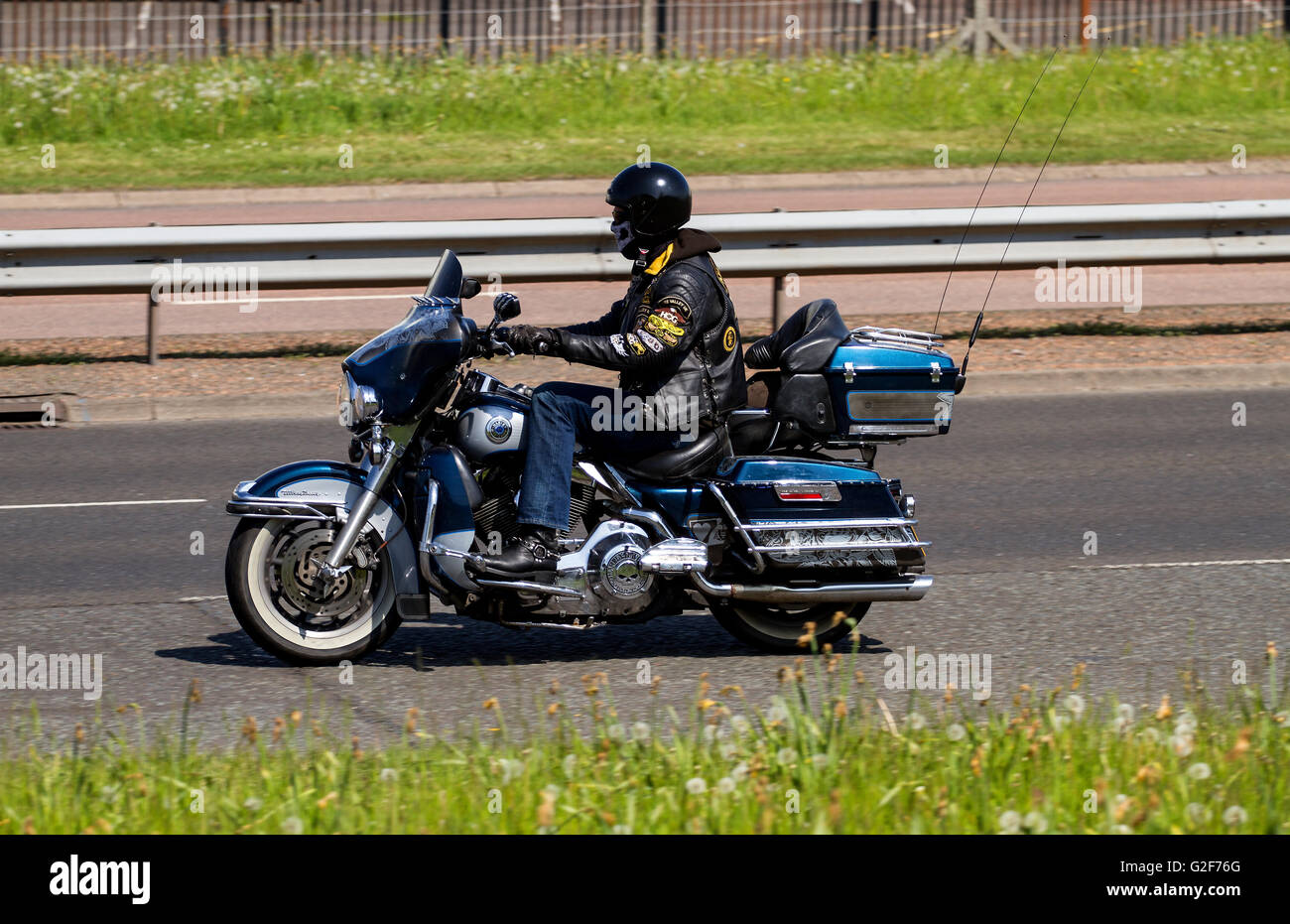 Une Harley Davidson moto classique urbaine voyageant le long de la Kingsway à deux voies dans Dundee, Royaume-Uni Banque D'Images