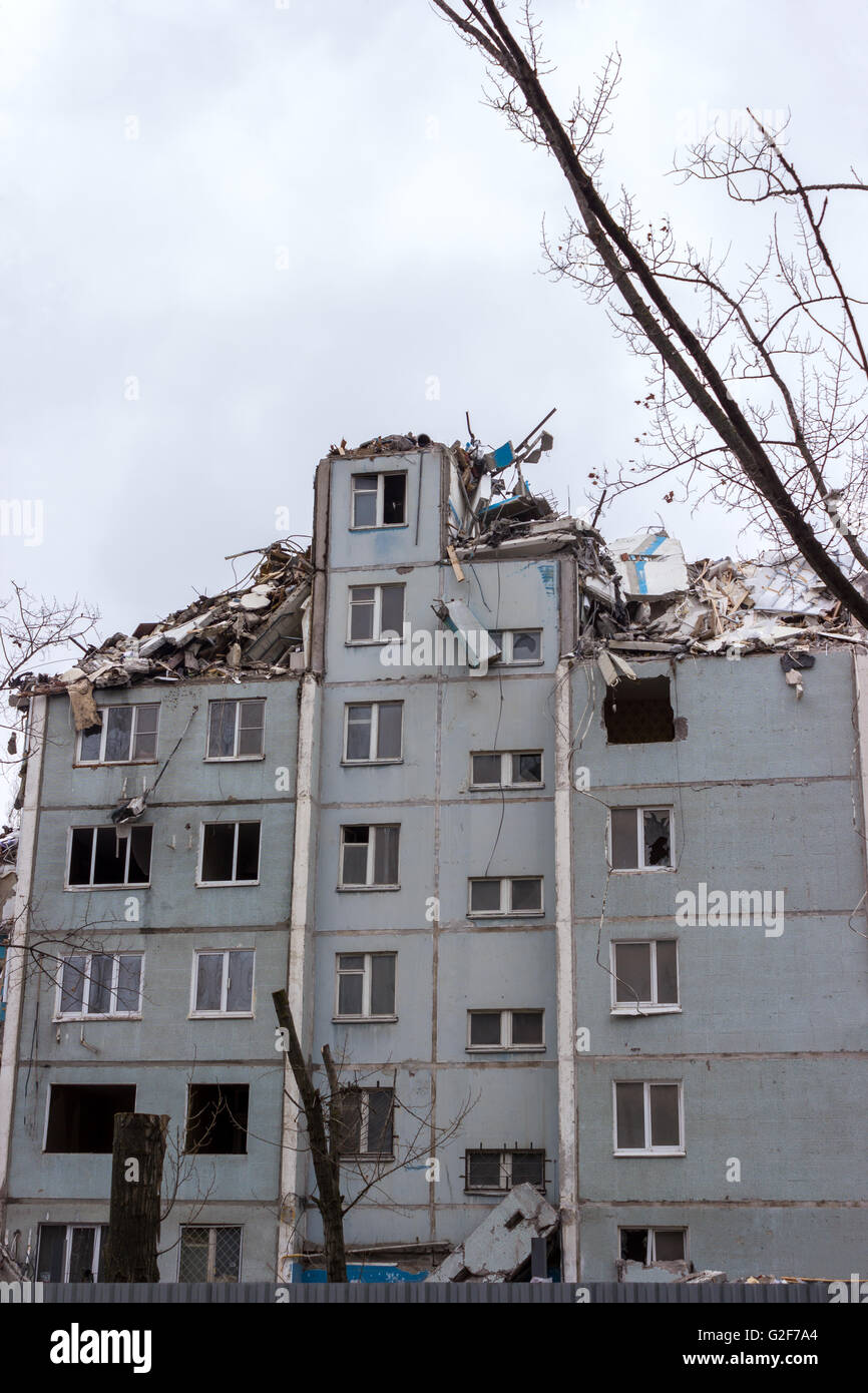Démolition de bâtiments en milieu urbain. Maison en ruines. Banque D'Images