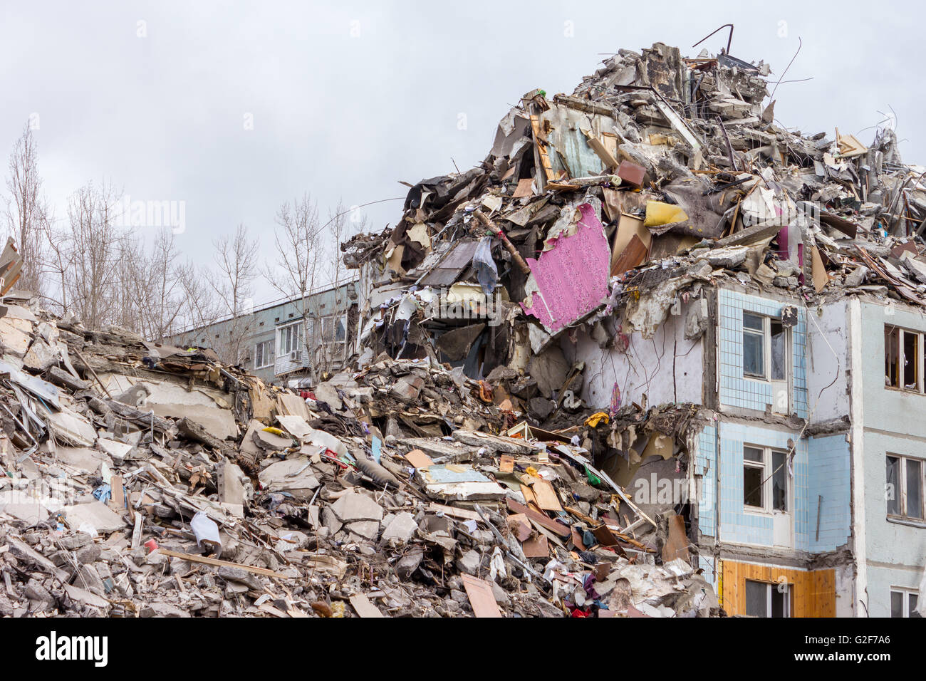 Démolition de bâtiments en milieu urbain. Maison en ruines. Banque D'Images
