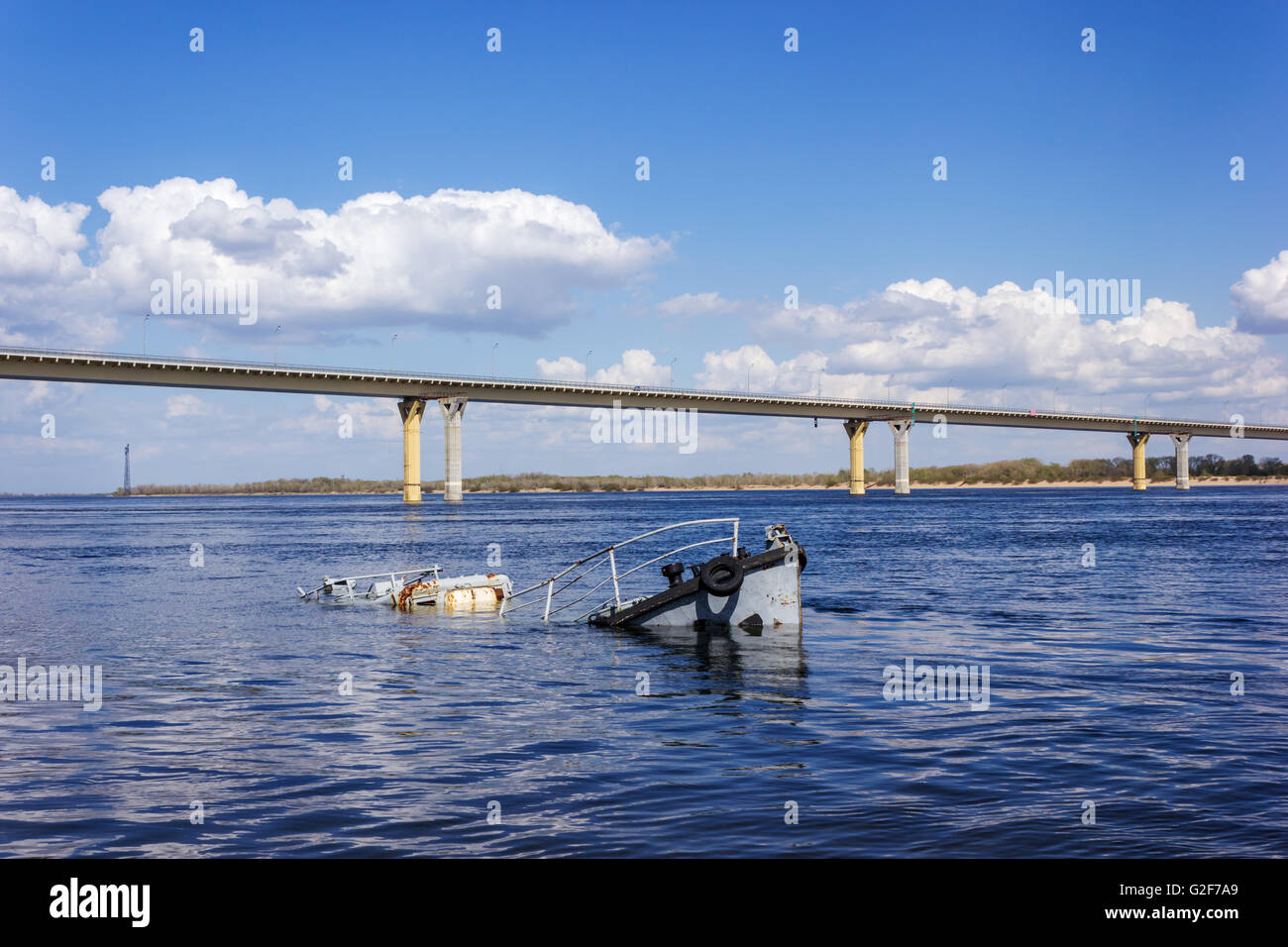 Rusty bâtiment coulé dans un fleuve bleu Banque D'Images