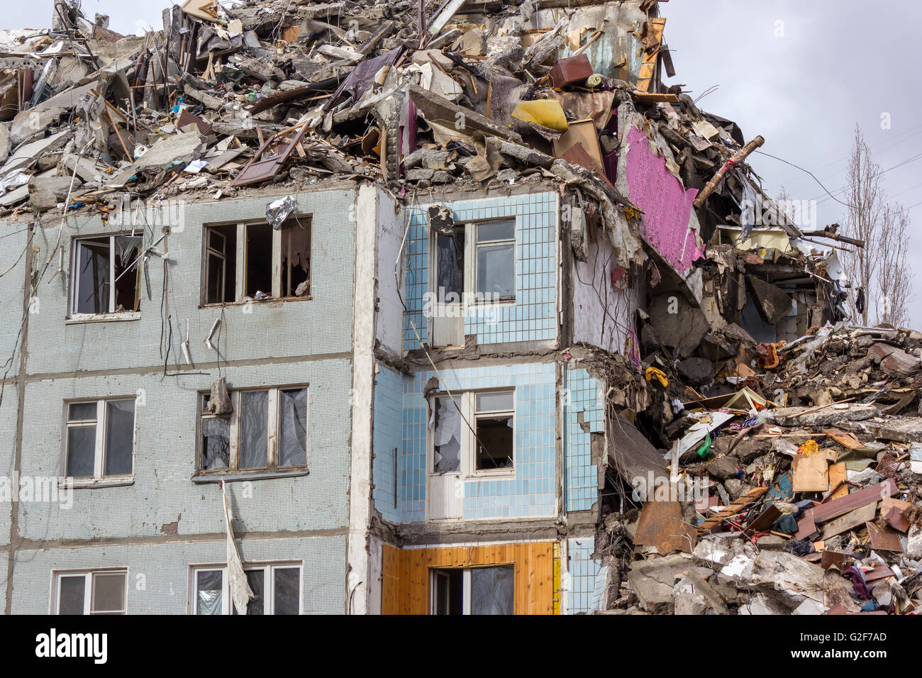Démolition de bâtiments en milieu urbain. Maison en ruines. Banque D'Images