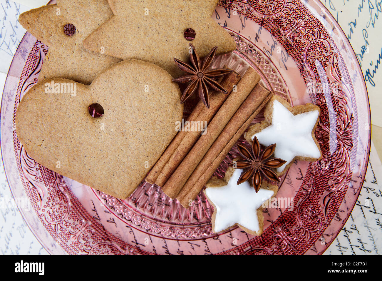 Thème de Noël Still-Life au pain d'épices et cannelle Cookies Star et épices sur plaque de verre Banque D'Images